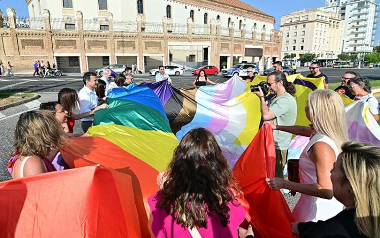 Recogiendo la bandera al ser imposible su izado durante el acto inaugural / FOTO: Eulogio García