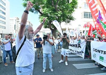 Vergara celebra su absolución durante la última protesta por la sanidad pública / FOTO: Eulogio García