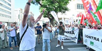 Vergara celebra su absolución durante la última protesta por la sanidad pública / FOTO: Eulogio García