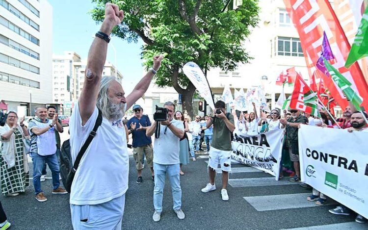 Vergara celebra su absolución durante la última protesta por la sanidad pública / FOTO: Eulogio García