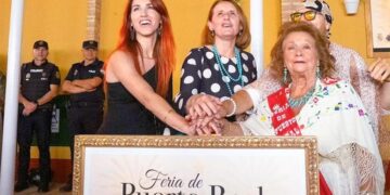 La alcaldesa participando en el encendido de la feria / FOTO: Ayto.