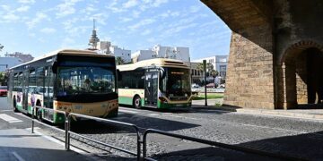 Dos urbanos coincidiendo en las Puertas de Tierra / FOTO: Eulogio García