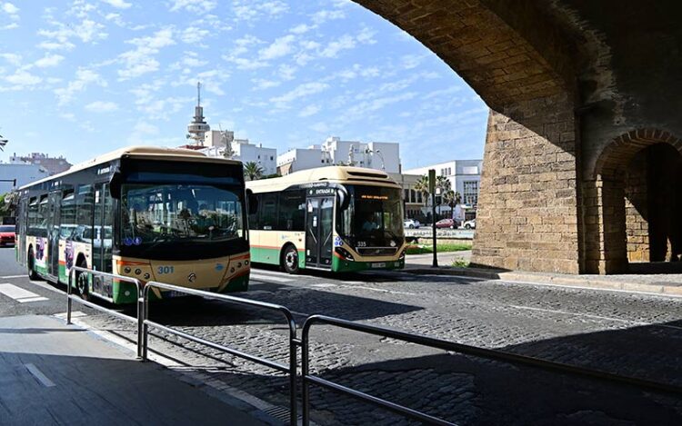 Dos urbanos coincidiendo en las Puertas de Tierra / FOTO: Eulogio García