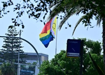 Banderón inclusivo en la plaza de Sevilla de Cádiz / FOTO: Eulogio García