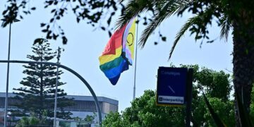 Banderón inclusivo en la plaza de Sevilla de Cádiz / FOTO: Eulogio García