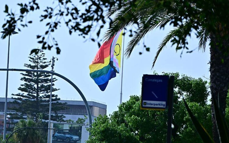 Banderón inclusivo en la plaza de Sevilla de Cádiz / FOTO: Eulogio García
