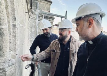 Subidos al andamio para anunciar obras en la Iglesia Mayor Prioral / FOTO: Ayto.