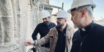 Subidos al andamio para anunciar obras en la Iglesia Mayor Prioral / FOTO: Ayto.