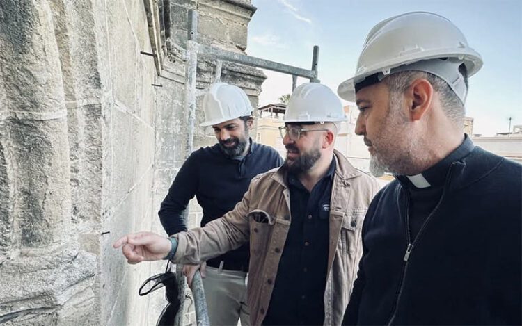 Subidos al andamio para anunciar obras en la Iglesia Mayor Prioral / FOTO: Ayto.