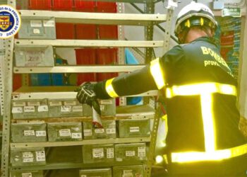 Bomberos despejando la zona de estanterías / FOTO: CBPC