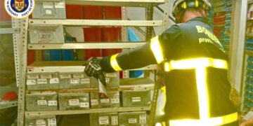 Bomberos despejando la zona de estanterías / FOTO: CBPC