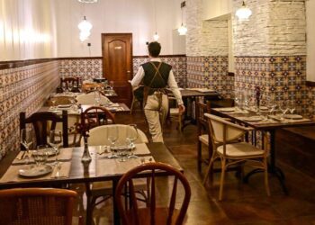 Restaurante en Cádiz listo para otra jornada / FOTO: Eulogio García
