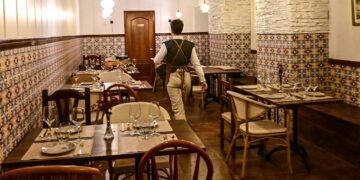 Restaurante en Cádiz listo para otra jornada / FOTO: Eulogio García