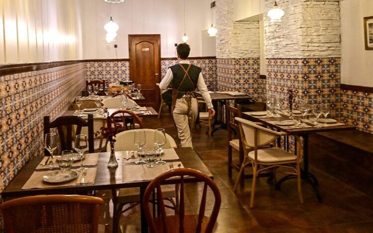 Restaurante en Cádiz listo para otra jornada / FOTO: Eulogio García