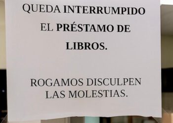 Cartel en la biblioteca Luis Berenguer / FOTO: PP