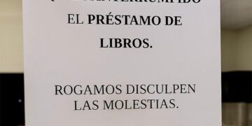 Cartel en la biblioteca Luis Berenguer / FOTO: PP