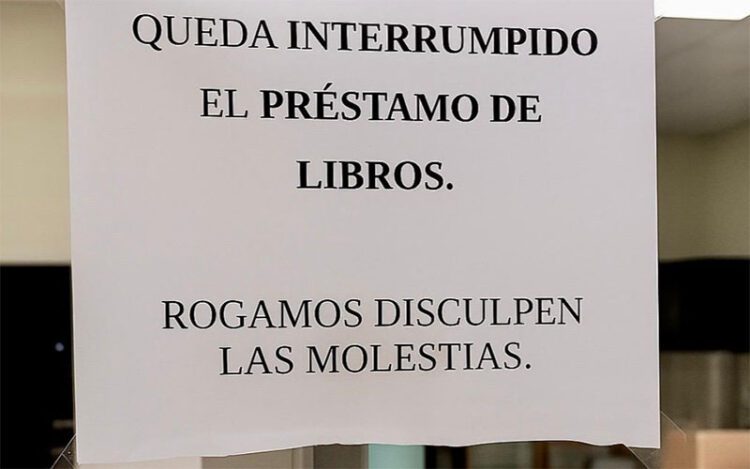 Cartel en la biblioteca Luis Berenguer / FOTO: PP