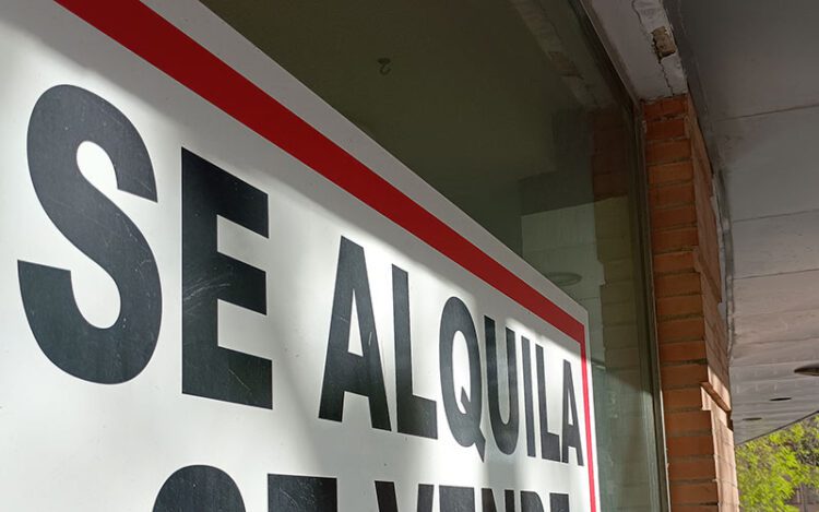 Cartel de 'Se alquila' en Jerez / FOTO: DBC