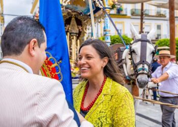 La alcaldesa despedía días atrás a los rocieros / FOTO: Ayto.