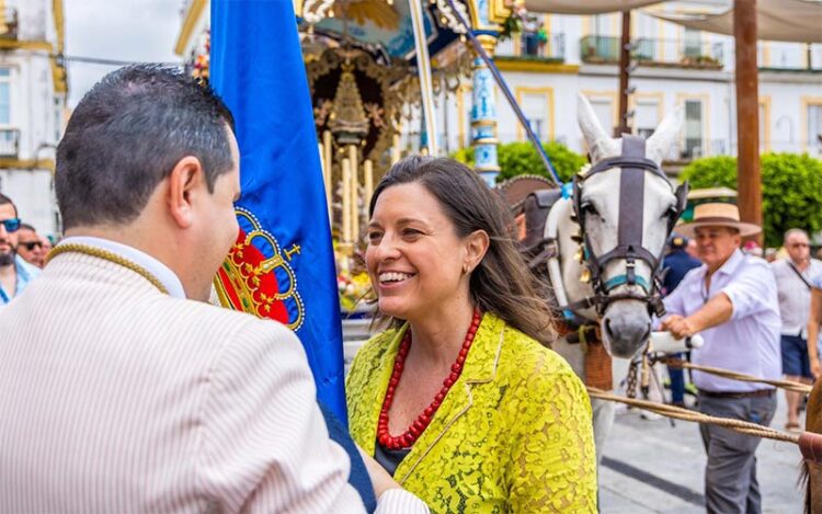 La alcaldesa despedía días atrás a los rocieros / FOTO: Ayto.
