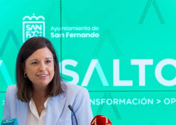 La alcaldesa isleña detallando su plan en rueda de prensa / FOTO: Ayto.