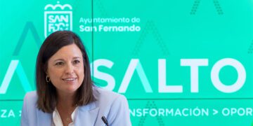 La alcaldesa isleña detallando su plan en rueda de prensa / FOTO: Ayto.