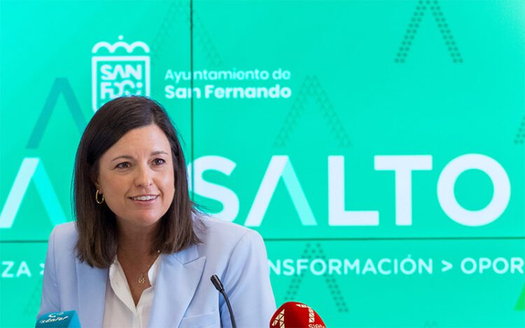 La alcaldesa isleña detallando su plan en rueda de prensa / FOTO: Ayto.