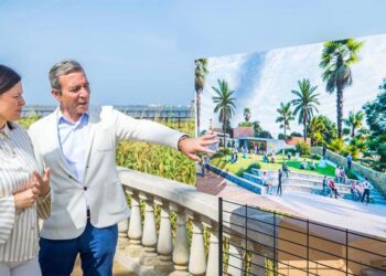 Observando la recreación virtual del futuro mirador / FOTO: Ayto.