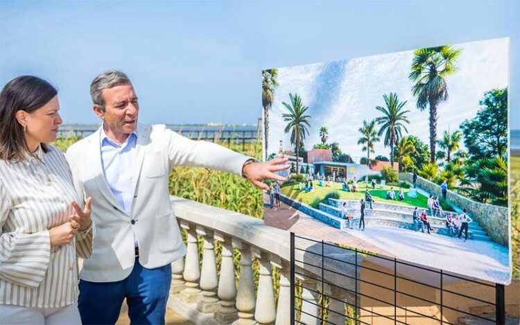 Observando la recreación virtual del futuro mirador / FOTO: Ayto.