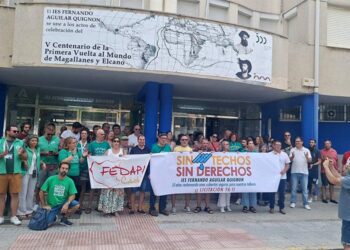 Protesta a las puertas del instituto / FOTO: Ustea