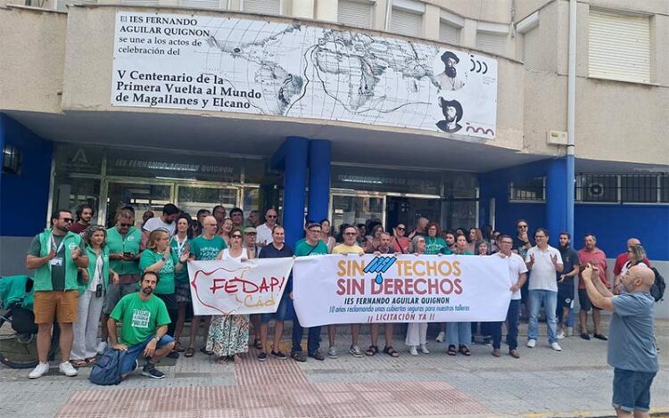 Protesta a las puertas del instituto / FOTO: Ustea