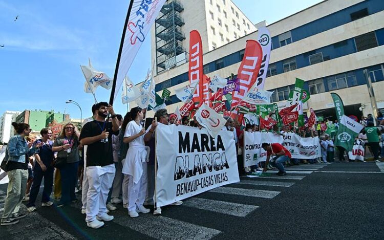 Cortando el tráfico en la avenida durante la protesta / FOTO: Eulogio García