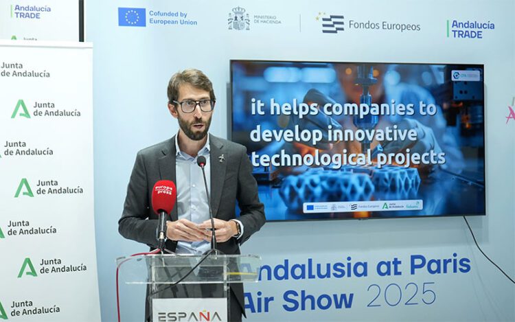 El director del CFA interviniendo durante la presentación en Francia / FOTO: Junta