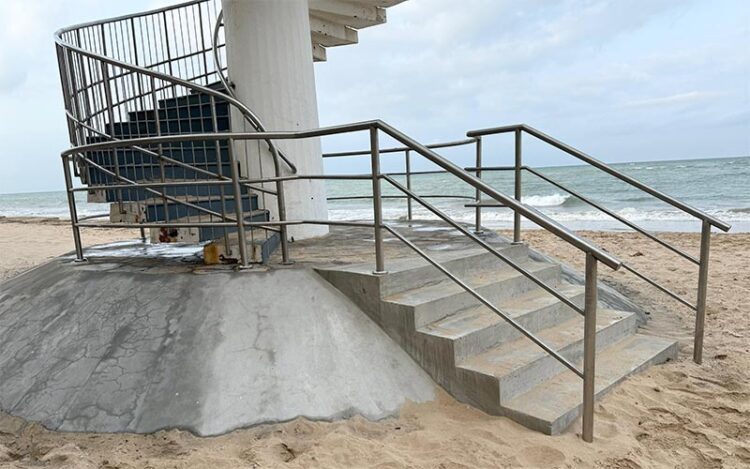 Barandillas y bajada de hormigón, tras las últimas obras / FOTO: Ayto.