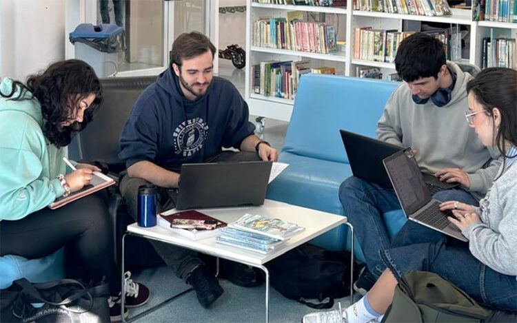 Un rincón de la UCA con alumnado conectado / FOTO: UCA