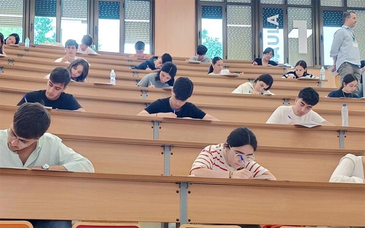 Concentrados en pleno examen / FOTO: UCA