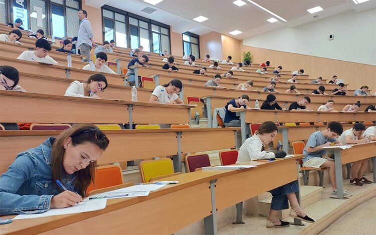 En pleno examen en la Facultad de Medicina / FOTO: UCA