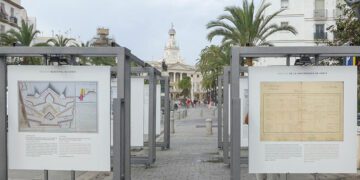 La muestra se compone de una docena de paneles / FOTO: Eulogio García