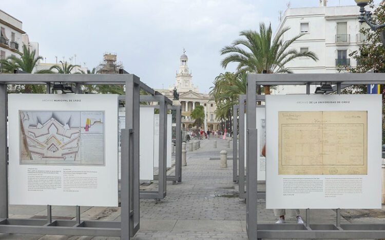 La muestra se compone de una docena de paneles / FOTO: Eulogio García