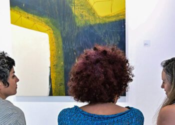 Ante una de las obras de la muestra / FOTO: Eulogio García