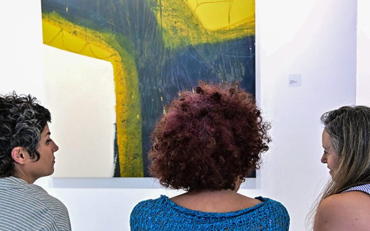 Ante una de las obras de la muestra / FOTO: Eulogio García