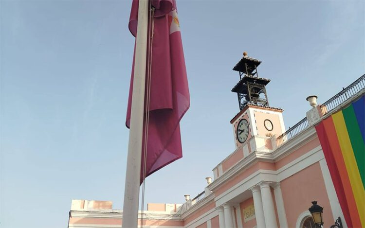 La fachada del Consistorio luce estos días la bandera arcoíris / FOTO: Ayto.