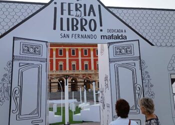 Asomadas a la portada de la Feria del Libro / FOTO: DBC