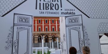 Asomadas a la portada de la Feria del Libro / FOTO: DBC