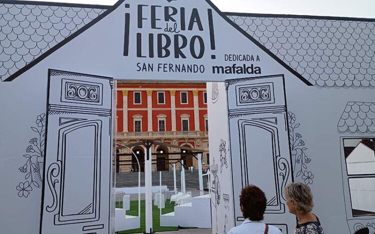Asomadas a la portada de la Feria del Libro / FOTO: DBC