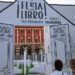 Asomadas a la portada de la Feria del Libro / FOTO: DBC