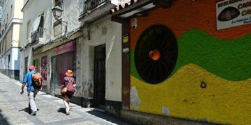 Turistas pasan por la puerta de la finca señalada / FOTO: Eulogio García