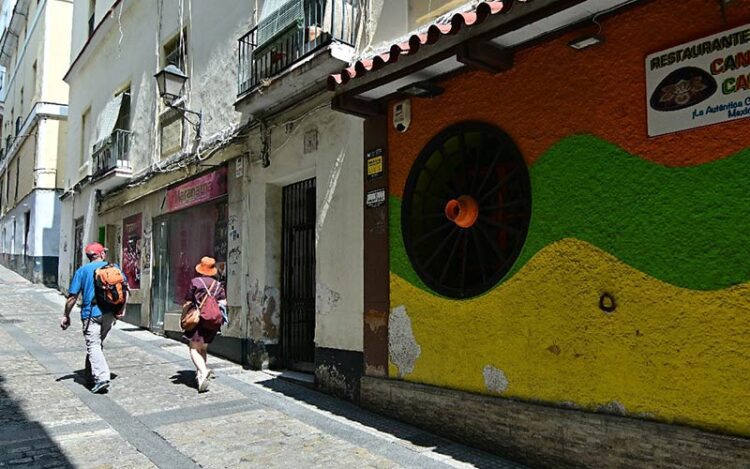 Turistas pasan por la puerta de la finca señalada / FOTO: Eulogio García