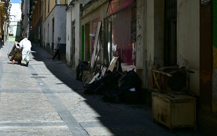 Operarios trabajando en el adecentamiento de la finca / FOTO: Eulogio García