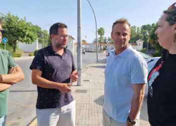 García y otros compañeros de Adelante a las puertas de la Base Naval / FOTO: Adelante